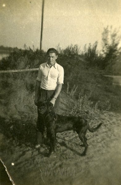 KKE 4720.jpg - Fot. Portret. Nieznany mężczyzna z psem „Dago”, lata 60-te XX wieku.